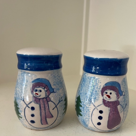 Snowmen salt and pepper shakers. Really cute pair. Perfect pre owned condition. - Picture 1 of 4
